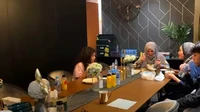 Selain itu, di dekat dapurnya juga terdapat meja makan bersama. Mejanya luas dengan banyak kursi yang bisa ditempati hingga 10 orang. Foto: YouTube Niznaz Official