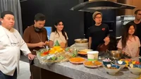 Beginilah suasana dapur Nisya saat ia melakukan open house untuk orang terdekat. Mereka pun tampak siap menyantap makanan yang disajikan. Foto: YouTube Niznaz Official