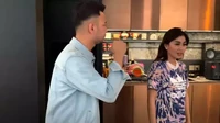 Di dapurnya juga terdapat rak berwarna cokelat. Raknya ini menambah kesan mewah di antara nuansa abu-abu di dapurnya.  Foto: YouTube Niznaz Official