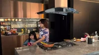 Rupanya dapurnya ini bersebelahan langsung dengan ruang kerjanya. Areanya luas dan bisa ditaruh banyak perabotan. Foto: YouTube Niznaz Official