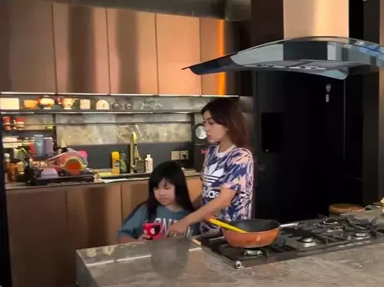 Potret Dapur di Rumah Baru Nisya Ahmad yang Bernuansa Abu-abu