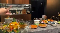 Seperti yang terlihat pada momen ini. Di meja dapurnya berisikan banyak makanan, mulai dari tumpeng dengan berbagai lauk hingga aneka jajanan pasar. Foto: YouTube Niznaz Official