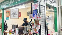 Tempatnya memang kecil, namun di akhir pekan kedai ini dipadati pengunjung Jakarta yang ingin mengobati rasa kangen mereka terhadap masakan Jawa. Foto: Detikcom / Atiqa Rana