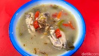 Kalau mau yang segar-segar lagi, bisa coba menu garang asam. Ayamnya sangat lembut dengan kuah segar pedas. Foto: Detikcom / Atiqa Rana