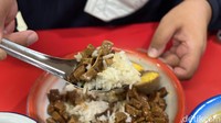 Tak boleh terlewatkan menu bakmoy ayam mereka. Nasi yang ditambah dengan olahan ayam tahu kecap ini punya rasa yang nikmat. Foto: Detikcom / Atiqa Rana