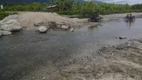 Jalan desa yang menghubungkan sejumlah desa lainnya di wilayah itu terputus setelah air sungai menggerusnya dan warga tetap memaksakan diri melewatinya karena jarak tempuhnya jauh lebih cepat dari pada melewati jalan alternatif yang mencapai jarak 20 kilometer.
