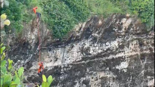 Personel Basarnas mengevakuasi turis India tewas terjatuh dari tebing Broken Beach Nusa Penida, Sabtu (4/3/2023) sore. Evakuasi baru rampung malam.