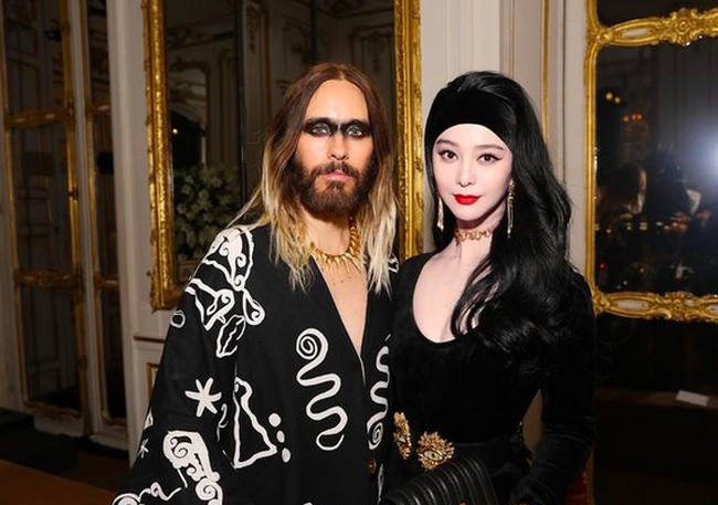 Di peragaan Schiaparelli, Fan Bingbing bertegur sapa dengan selebriti dunia. Salah satunya, aktor Jared Leto. Pleased to meet you @jaredleto! 🖤🤍 We enjoyed the show, @danielroseberry! tulisnya di Instagram. (Foto: Instagram/@bingbing_fan)