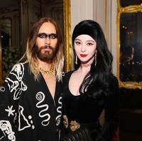 Di peragaan Schiaparelli, Fan Bingbing bertegur sapa dengan selebriti dunia. Salah satunya, aktor Jared Leto. Pleased to meet you @jaredleto! 🖤🤍 We enjoyed the show, @danielroseberry! tulisnya di Instagram. (Foto: Instagram/@bingbing_fan)