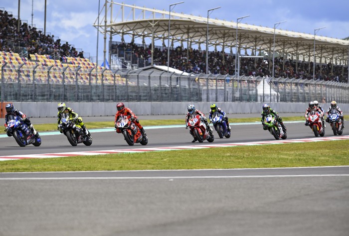 Sejumlah pebalap WSSP memacu kecepatan saat final race World Supersport (WSSP) 2023 di Pertamina Mandalika International Street Circuit di KEK Mandalika, Praya, Lombok Tengah, NTB, Minggu (5/3/2023). Pebalap Althea Racing Federico Caricasulo menjadi yang tercepat pada final race WSSP Mandalika 2023 disusul Pebalap Ten Kate Racing Yamaha Stefano Manzi di posisi kedua dan Pebalap Aruba.it Ducati Nicolo Bulega di posisi ketiga. ANTARA FOTO/Ahmad Subaidi/nym.