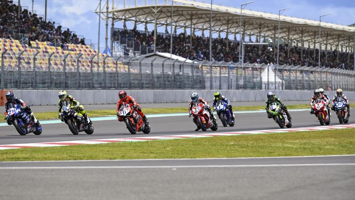 FINAL WSSP MANDALIKA 2023 Sejumlah pebalap WSSP memacu kecepatan saat final race World Supersport (WSSP) 2023 di Pertamina Mandalika International Street Circuit di KEK Mandalika, Praya, Lombok Tengah, NTB, Minggu (5/3/2023). Pebalap Althea Racing Federico Caricasulo menjadi yang tercepat pada final race WSSP Mandalika 2023 disusul Pebalap Ten Kate Racing Yamaha Stefano Manzi di posisi kedua dan Pebalap Aruba.it Ducati Nicolo Bulega di posisi ketiga. ANTARA FOTO/Ahmad Subaidi/nym.