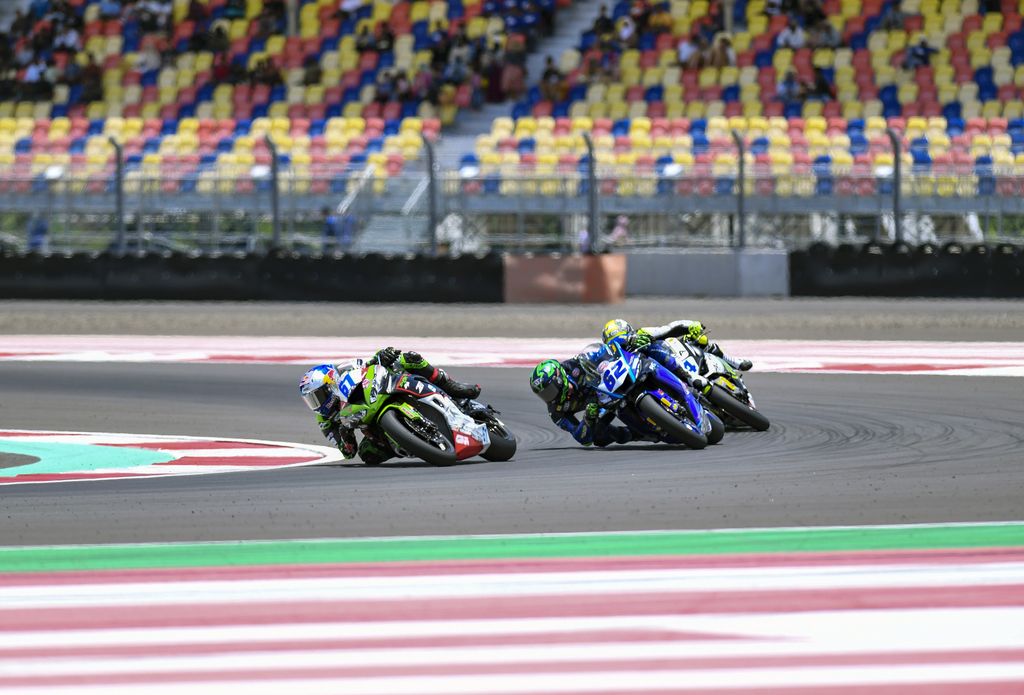 Sejumlah pebalap WSSP memacu kecepatan saat final race World Supersport (WSSP) 2023 di Pertamina Mandalika International Street Circuit di KEK Mandalika, Praya, Lombok Tengah, NTB, Minggu (5/3/2023). Pebalap Althea Racing Federico Caricasulo menjadi yang tercepat pada final race WSSP Mandalika 2023 disusul Pebalap Ten Kate Racing Yamaha Stefano Manzi di posisi kedua dan Pebalap Aruba.it Ducati Nicolo Bulega di posisi ketiga. ANTARA FOTO/Ahmad Subaidi/nym.