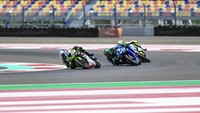 Sejumlah pebalap WSSP memacu kecepatan saat final race World Supersport (WSSP) 2023 di Pertamina Mandalika International Street Circuit di KEK Mandalika, Praya, Lombok Tengah, NTB, Minggu (5/3/2023).
