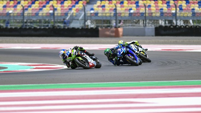 Sejumlah pebalap WSSP memacu kecepatan saat final race World Supersport (WSSP) 2023 di Pertamina Mandalika International Street Circuit di KEK Mandalika, Praya, Lombok Tengah, NTB, Minggu (5/3/2023). Pebalap Althea Racing Federico Caricasulo menjadi yang tercepat pada final race WSSP Mandalika 2023 disusul Pebalap Ten Kate Racing Yamaha Stefano Manzi di posisi kedua dan Pebalap Aruba.it Ducati Nicolo Bulega di posisi ketiga. ANTARA FOTO/Ahmad Subaidi/nym.
