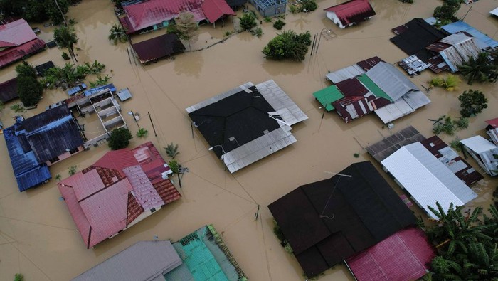 Foto Udara Banjir di Malaysia yang Bikin 41 Ribu Warga Mengungsi Banjir terjadi di Johor, bagian selatan Malaysia akibat hujan lebat berhari-hari. 4 Orang tewas dan 41 ribu jiwa harus mengungsi akibat banjir ini.