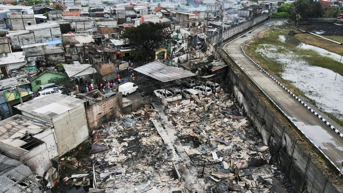 Foto Udara Kawasan yang Terdampak Kebakaran Depo Pertamina Plumpang An aerial view shows ruins and damaged vehicles at a residential area that's been affected after a fire broke out last night at a fuel storage station operated by Indonesia's state energy company Pertamina, in Jakarta, Indonesia, March 4, 2023. REUTERS/Willy Kurniawan