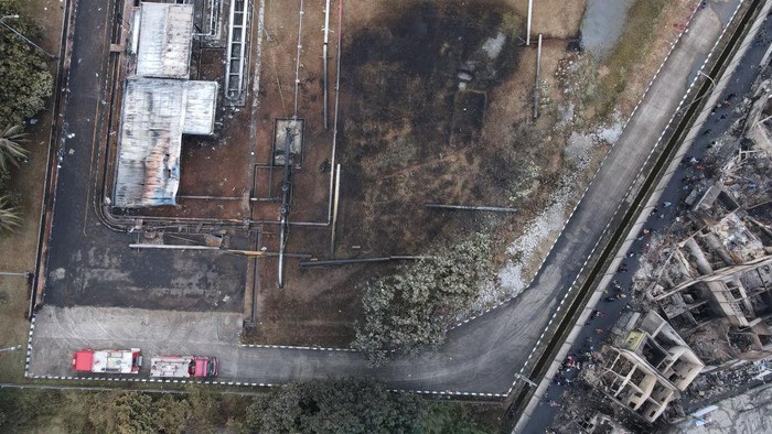 JAKARTA, INDONESIA - MARCH 4: An aerial view shows a fuel storage depot station area after a fire last night in Jakarta, Indonesia on March 4, 2023. At least 17 people were killed and dozens were injured after a fire broke out at a fuel storage depot station operated by Indonesias state company Pertamina and spread to a residential area. (Photo by Eko Siswono Toyudho/Anadolu Agency via Getty Images)