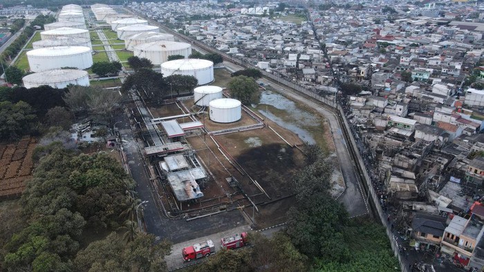 Foto Udara Kawasan yang Terdampak Kebakaran Depo Pertamina Plumpang JAKARTA, INDONESIA - MARCH 4: An aerial view shows a fuel storage depot station area after a fire last night in Jakarta, Indonesia on March 4, 2023. At least 17 people were killed and dozens were injured after a fire broke out at a fuel storage depot station operated by Indonesia's state company Pertamina and spread to a residential area. (Photo by Eko Siswono Toyudho/Anadolu Agency via Getty Images)