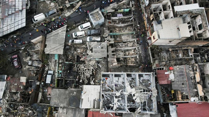 Foto Udara Kawasan yang Terdampak Kebakaran Depo Pertamina Plumpang An aerial view shows ruins and damaged vehicles at a residential area that's been affected after a fire broke out last night at a fuel storage station operated by Indonesia's state energy company Pertamina, in Jakarta, Indonesia, March 4, 2023. REUTERS/Willy Kurniawan