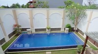 Terdapat kolam renang yang cukup luas di rumah tersebut. Foto: YouTube Fuji