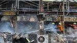 Potret Pemadaman Gedung Mal Pelayanan Publik Pekanbaru yang Terbakar