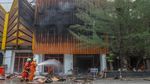 Potret Pemadaman Gedung Mal Pelayanan Publik Pekanbaru yang Terbakar