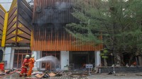 Tampak api berkobar di dalam gedung.