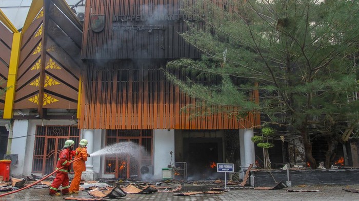 Petugas Pemadam Kebakaran berusaha memadamkan api yang membakar gedung Mal Pelayanan Publik (MPP) Pekanbaru, Riau, Minggu (5/3/2023). Petugas terkait masih menyelidiki penyebab terjadinya kebakaran yang menghanguskan gedung utama MPP tersebut. ANTARA FOTO/Rony Muharrman/nym.