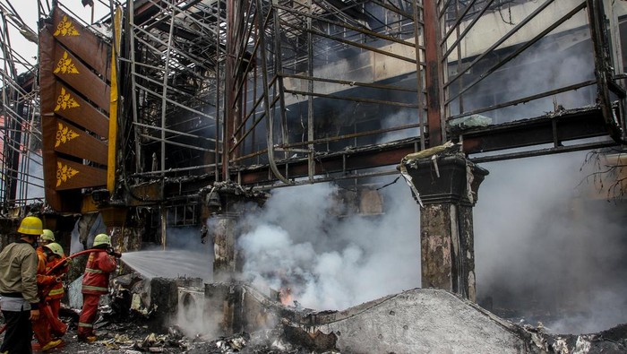 Petugas Pemadam Kebakaran berusaha memadamkan api yang membakar gedung Mal Pelayanan Publik (MPP) Pekanbaru, Riau, Minggu (5/3/2023). Petugas terkait masih menyelidiki penyebab terjadinya kebakaran yang menghanguskan gedung utama MPP tersebut. ANTARA FOTO/Rony Muharrman/nym.