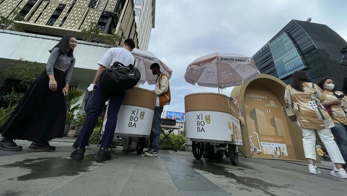 Gerai Minuman Ini Jemput Bola dengan Sepeda Listrik Gerai minuman Xi Bo Ba melakukan jemput bola. Mereka meluncurkan Xi Bo Bikes untuk mendekatkan para pelanggan.