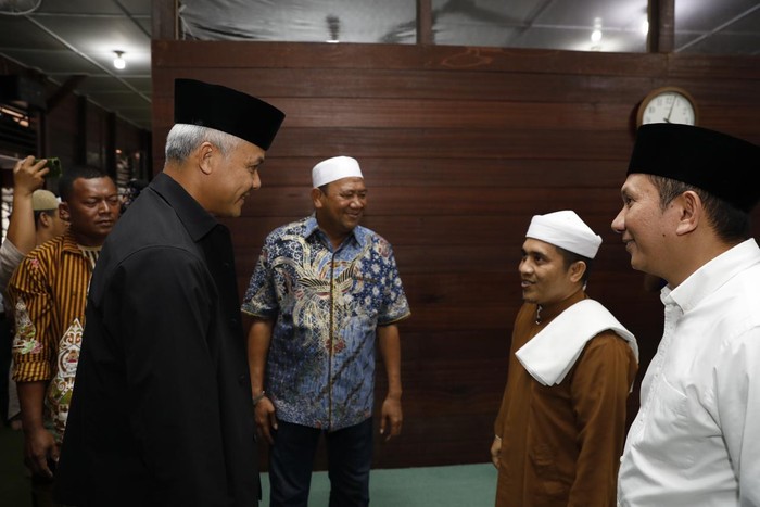 Gubernur Jawa Tengah Ganjar Pranowo mengunjungi Tuan Guru Zikmal Fuad (Tuan Guru Babussalam) di Langkat, Sumatera Utara