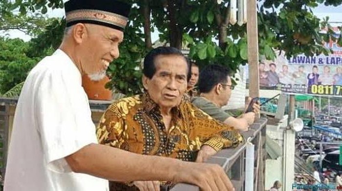 Gubernur Sumbar Mahyeldi bersama mantan Gubernur, Azwar Anas. (Foto: Istimewa)