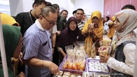 Mendag juga berkesempatan mengunjungi Bazar UMKM Aisyiyah yang digelar pada acara tersebut.