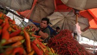Harga cabai rawit merah di provinsi tersebut mengalami kenaikan sejak dua bulan terakhir dari harga Rp 35.000 per kilogram menjadi Rp 60.000 per kilogram yang disebabkan oleh dampak perubahan cuaca yang ekstrem. 