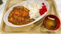 Salah satu menu paling favorit yaitu set kari yang dilengkapi dengan semangkuk miso sup. Foto: soranews.com