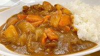 Tampilannya cukup menggiurkan ya? Kari ini dilengkapi dengan potongan sayuran kentang dan wortel yang cukup besar. Tak lupa ada nasi putih yang melengkapi. Foto: soranews.com