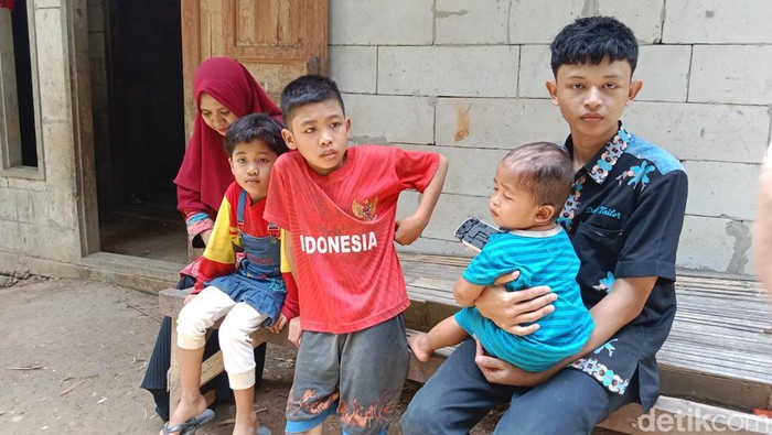 Moh Syarifin atau Ipin sedang tidak ingin memikirkan cita-citanya. Ia hanya ingin ibunya sembuh dan adik-adiknya bisa sekolah.