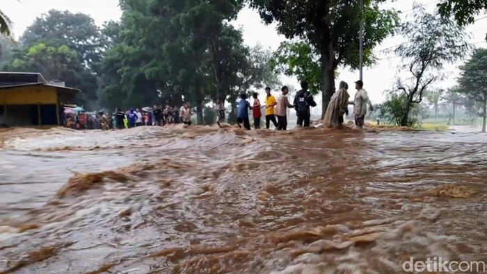 jalan Bondowoso - Jember jadi sungai dampak hujan deras