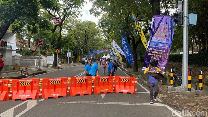 Jalan Lombok, Kota Bandung dilakukan penutupan jelang konser Dewa 19.