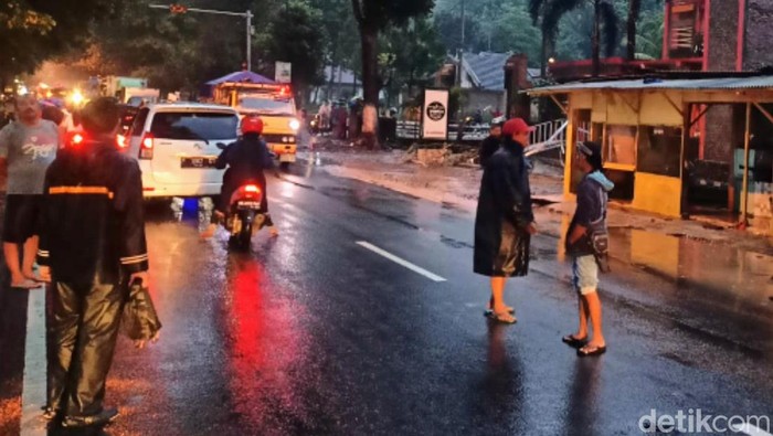 Jalan provinsi Bondowoso-Jember diterjang banjir surut