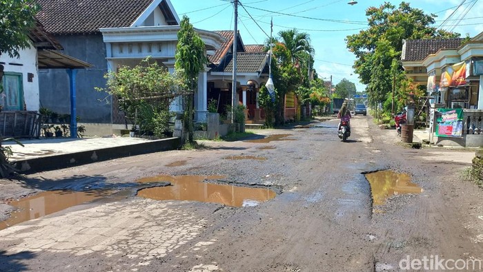 Jalan rusak Blitar