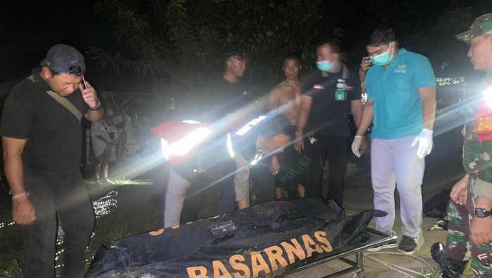 Jasad Abhishek Bhatia dievakuasi tim gabungan Basarnas Bali ke atas tebing Broken Beach, Klungkung, Bali, Sabtu (4/3/2023) malam.