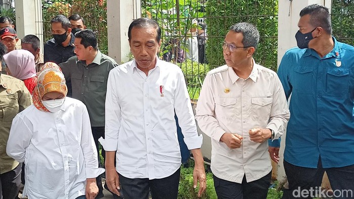 Jokowi Kunjungi Pengungsian Korban Kebakaran Depo Plumpang