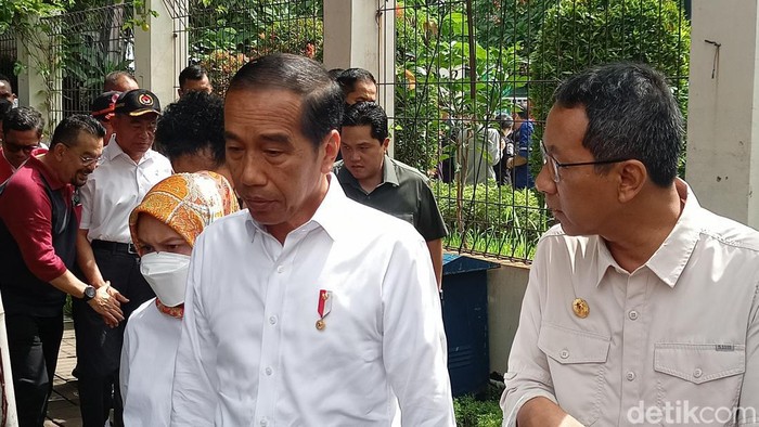 Jokowi Kunjungi Pengungsian Korban Kebakaran Depo Plumpang