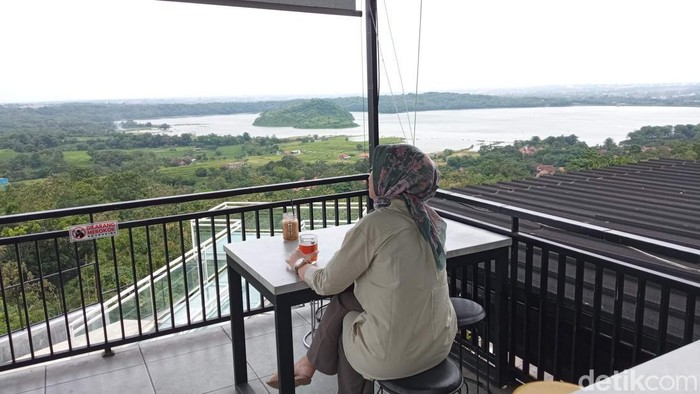 Kafe Anti Galau yang tawarkan keindahan alam dan gemerlap city light di Cirebon.