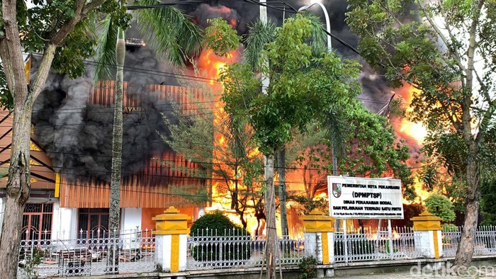 Kantor MPP Pekanbaru yang terbakar. (Raja Adil Siregar/detikSumut)