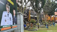 Baliho Pj Wali Kota Pekanbaru Muflihun dan Sekda di depan gedung MPP Pekanbaru.