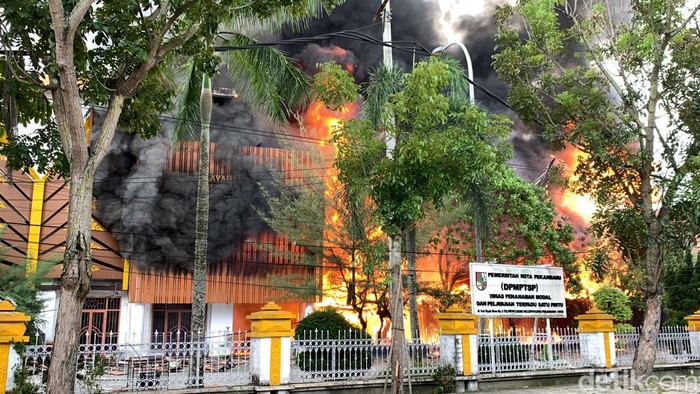 Kebakaran Mal Pelayanan Publik (MPP) Pekanbaru. (Raja Adil Siregar/detikSumut) Kebakaran Mal Pelayanan Publik (MPP) Pekanbaru. (Raja Adil Siregar/detikSumut)