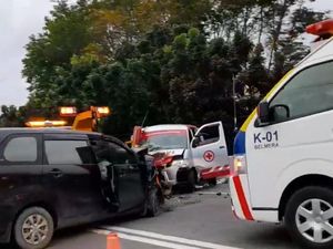 Tabrakan Avanza vs Ambulans di Tol Amplas, 4 Orang Terluka