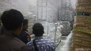 KKP Segel Gudang Impor Hasil Laut dari China, Isinya 100 Ton Ikan Salem
